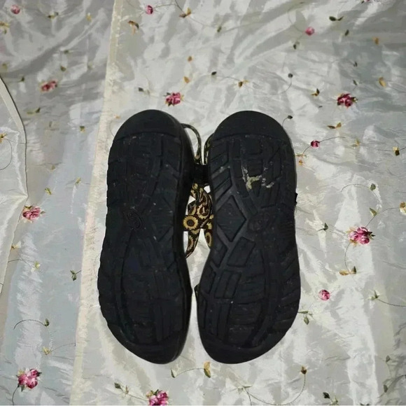 Sunflower 🌻 Chacos sz 9 - Picture 3 of 7